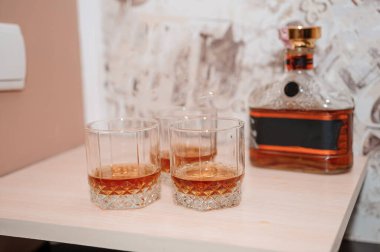 Masada konyaklı şişe ve bardaklar