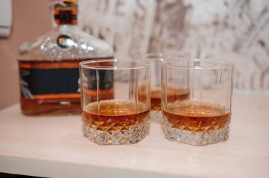 Masada konyaklı şişe ve bardaklar