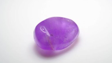 Beyaz arkaplanda doğal ametist dönüşü