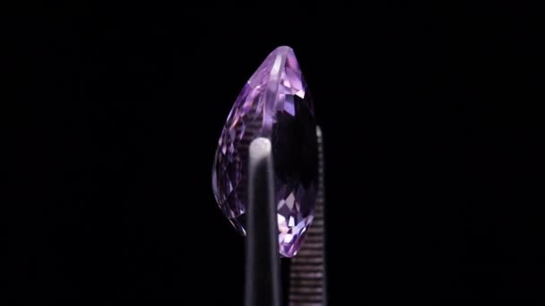 背景下的镊子中的天然紫水晶 — 图库视频影像