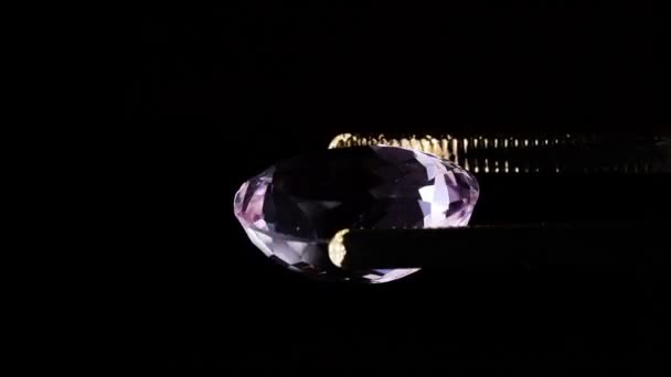 Natürlicher Amethyst Der Pinzette Auf Dem Hintergrund — Stockvideo