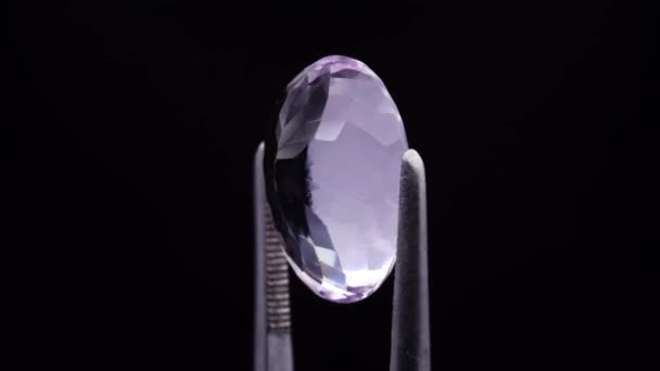 Natürlicher Amethyst Der Pinzette Auf Dem Hintergrund — Stockvideo