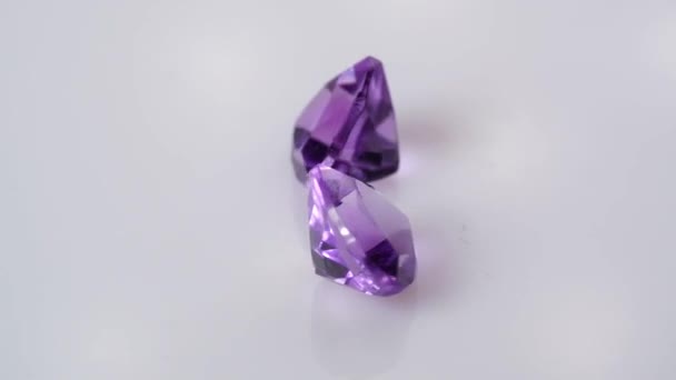 天然紫水晶在白色背景上旋转 — 图库视频影像