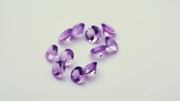 天然紫水晶在白色背景上旋转 — 图库视频影像