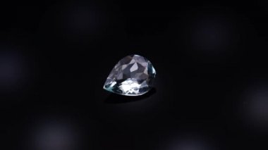 Arka planda doğal mavi akuamarin 