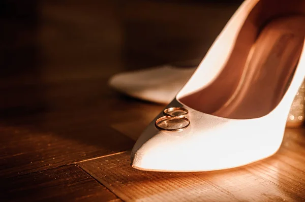 Zapatos Blancos Novia Par Anillos Boda Oro Sobre Fondo Marrón — Foto de Stock