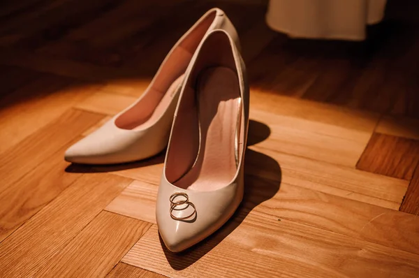 Zapatos Blancos Novia Par Anillos Boda Oro Sobre Fondo Marrón — Foto de Stock