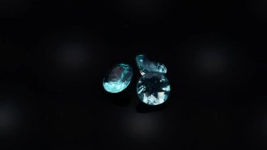 Doğal mavi paraiba apatite dönüş tablosu üzerinde