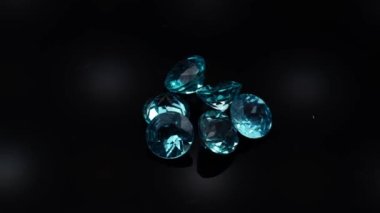 Doğal mavi paraiba apatite dönüş tablosu üzerinde