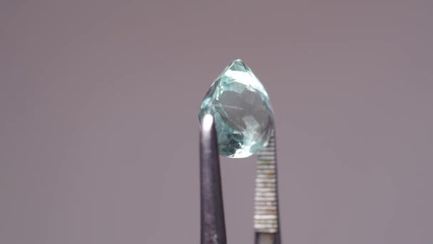 Aquamarine Natural Nas Pinças Segundo Plano — Vídeo de Stock