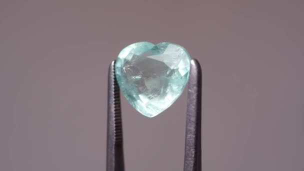 Aquamarine Naturelle Dans Pince Épiler Sur Fond — Video