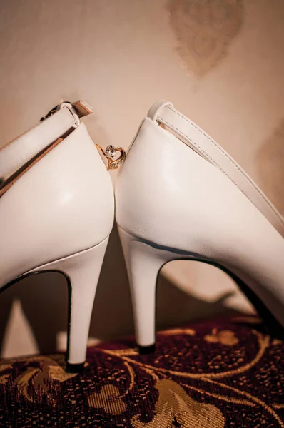 Белая Обувь Невесты Обручальное Кольцо Коричневом Фоне Свадебные Принадлежности — стоковое фото