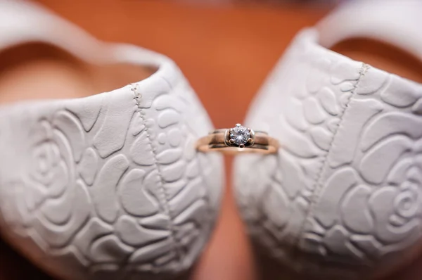 Zapatos Blancos Novia Anillo Bodas Sobre Fondo Marrón Accesorios Boda — Foto de Stock