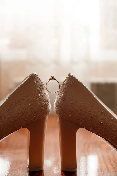 Zapatos Blancos Novia Anillo Bodas Sobre Fondo Marrón Accesorios Boda — Foto de Stock