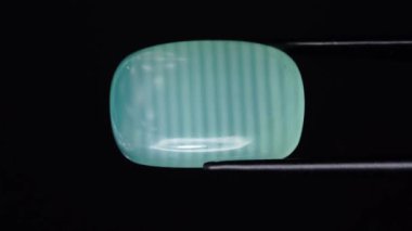 Dönen masadaki cımbızda doğal yeşil kalsit var.