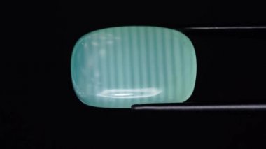 Dönen masadaki cımbızda doğal yeşil kalsit var.