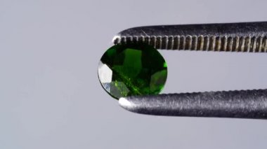 Doğal krom diyopside, sehpadaki cımbızda.