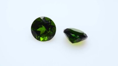 Sehpanın üzerinde doğal krom diopside.
