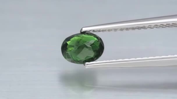 Natural Green Chrome Tourmaline Tweezers Turn Table — Stock Video