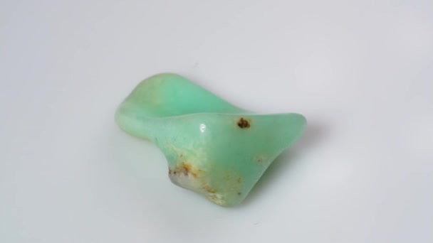 Natürliche Chrysoprase Rau Auf Dem Wendetisch — Stockvideo