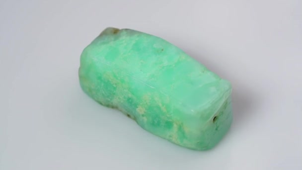 Natuurlijke Chrysoprase Ruw Draaitafel — Stockvideo