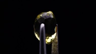 Dönen masadaki cımbızda doğal sarı sitrin.