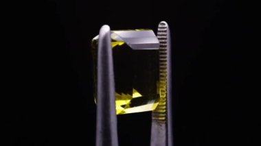 Dönen masadaki cımbızda doğal sarı sitrin.