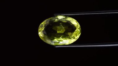 Dönen masadaki cımbızda doğal sarı sitrin.