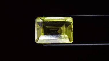 Dönen masadaki cımbızda doğal sarı sitrin.