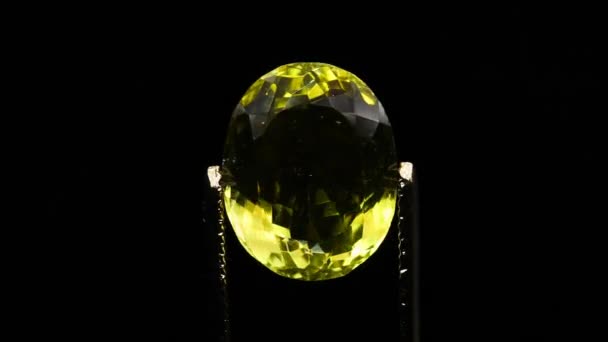 Citrine Jaune Naturelle Dans Pince Épiler Sur Table Tournante — Video