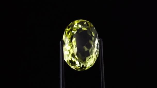 Citrine Jaune Naturelle Dans Pince Épiler Sur Table Tournante — Video