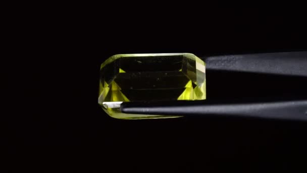 Citrine Jaune Naturelle Dans Pince Épiler Sur Table Tournante — Video