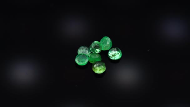 Verde Smeraldo Naturale Sul Tavolo Girevole Sullo Sfondo Nero — Video Stock