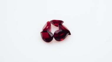 Dönüş masasının beyaz zemininde doğal kırmızı yakut taşı var.