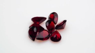 Dönüş masasının beyaz zemininde doğal kırmızı yakut taşı var.