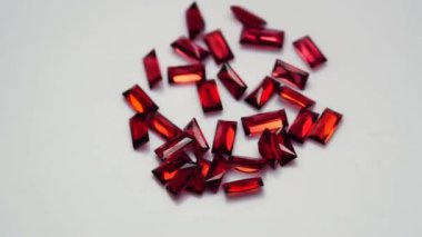 Dönüş masasının beyaz zemininde doğal kırmızı yakut taşı var.