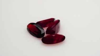 Dönüş masasının beyaz zemininde doğal kırmızı yakut taşı var.
