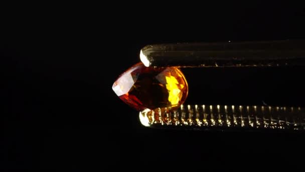 Naturalny Brązowy Granat Gemstone Pęsetę Stole Obrotowym — Wideo stockowe