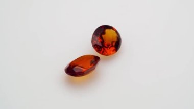 Dönüş masasının beyaz zemininde doğal kırmızı taşlı taştan yapılma.