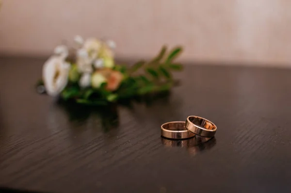 Par Alianças Casamento Noivo Boutonniere Fundo Marrom — Fotografia de Stock