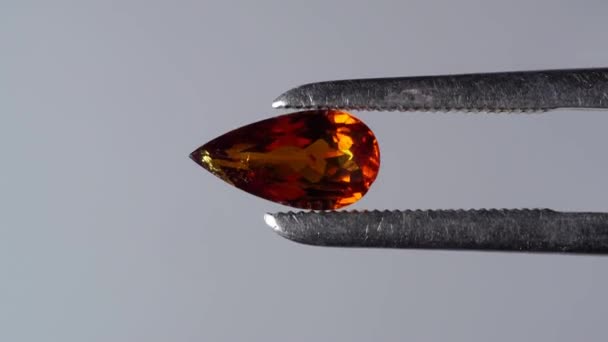 Naturalny Brązowy Granat Gemstone Pęsetę Stole Obrotowym — Wideo stockowe