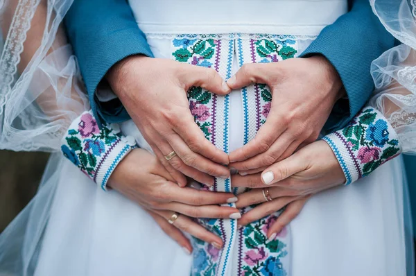 Hamile Bir Kadının Karnında Bir Erkek Bir Kızın Elleri — Stok fotoğraf