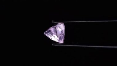 Doğal pembe kunzite mücevheri sehpanın üzerinde cımbızla