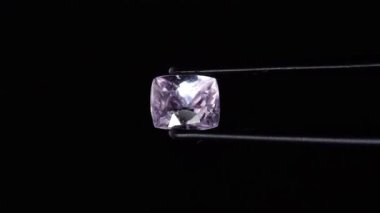 Doğal pembe kunzite mücevheri sehpanın üzerinde cımbızla