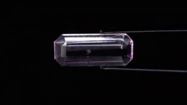 Doğal pembe kunzite mücevheri sehpanın üzerinde cımbızla