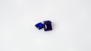 Dönüş masasının beyaz zemininde doğal kyanit mücevheri