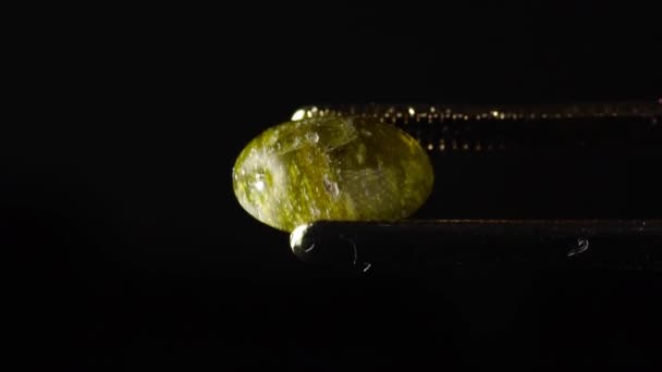 Natürlicher Hydrogrossularer Grüner Granat Pinzette Auf Drehtisch — Stockvideo