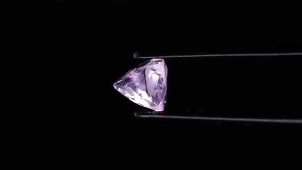 Pietra Preziosa Naturale Rosa Kunzite Pinzetta Sul Tavolo Girevole — Video Stock