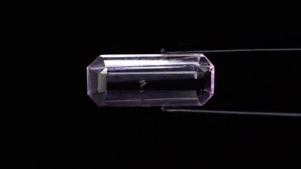 Pietra Preziosa Naturale Rosa Kunzite Pinzetta Sul Tavolo Girevole — Video Stock