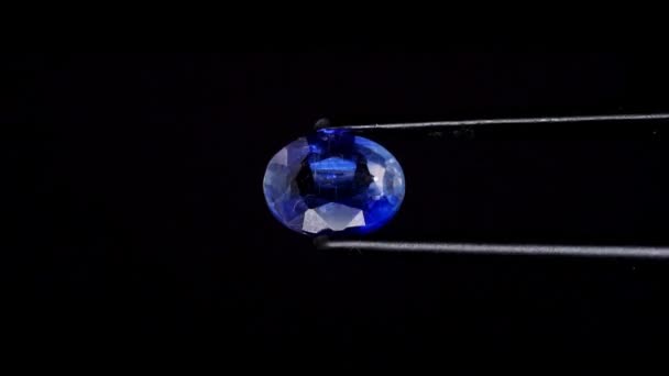 Doğal Mavi Kyanit Mücevheri Sehpanın Üzerinde Cımbızla — Stok video